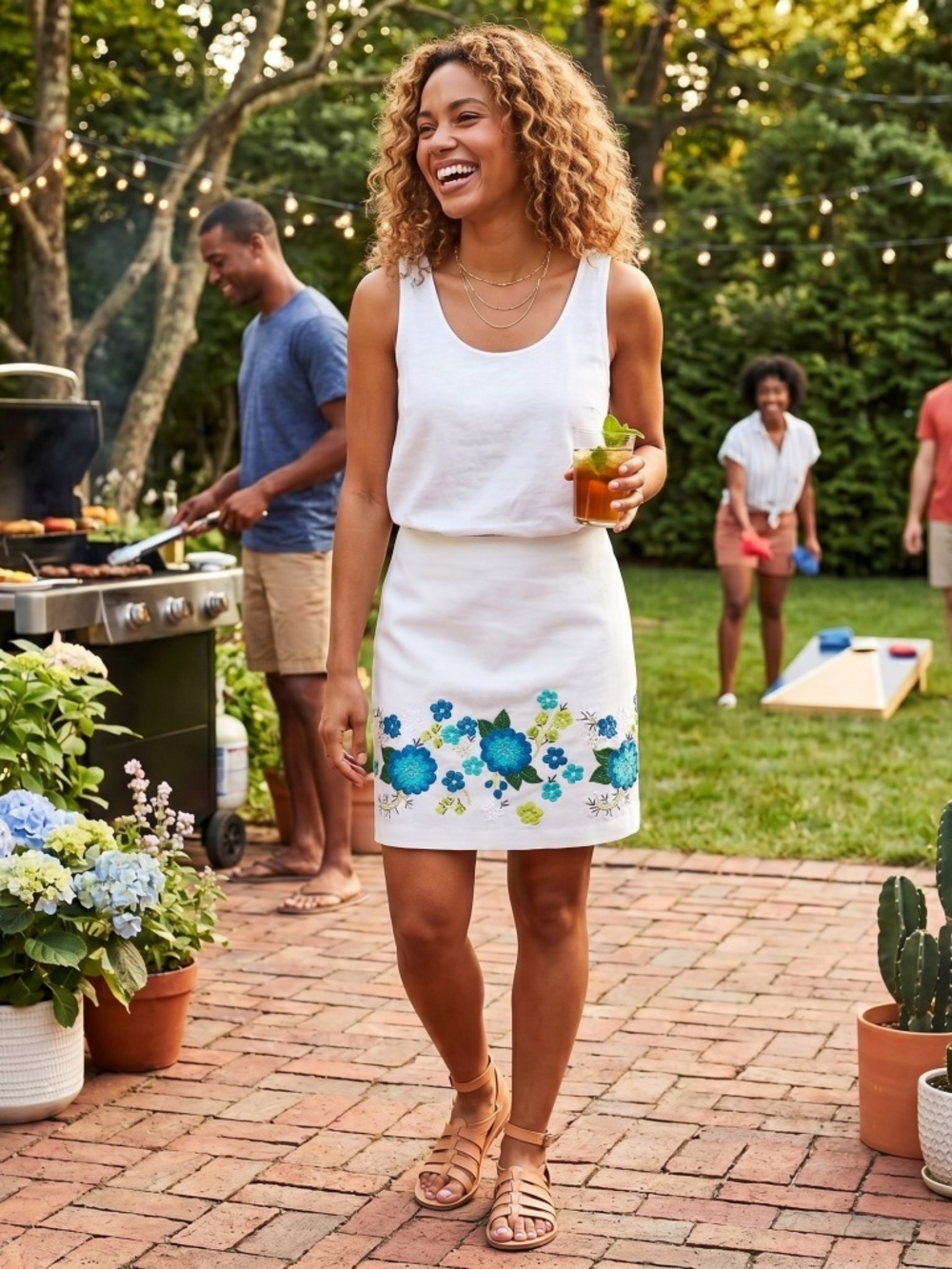 Michael Kors‘s linen Floral Embroidered White Skirt size 2
